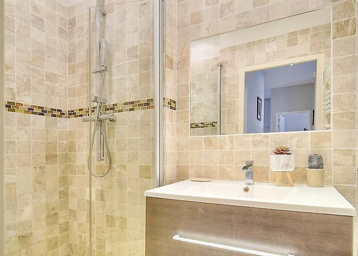 Croisette 8/10 Pers * كان